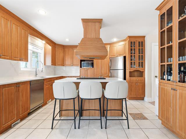 Cuisine : Beaucoup de rangement! Comptoir en quartz!