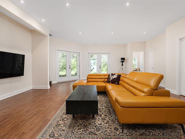 Family room : Spacious Family Room, Walkout Level