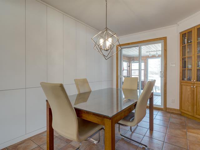 Salle à manger : Avec mur d'armoires invisible