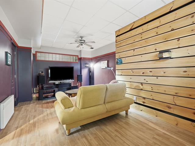 Poss. bedroom / movie room