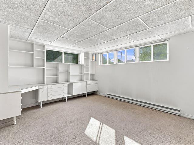 Family room : Poss. of a bedroom