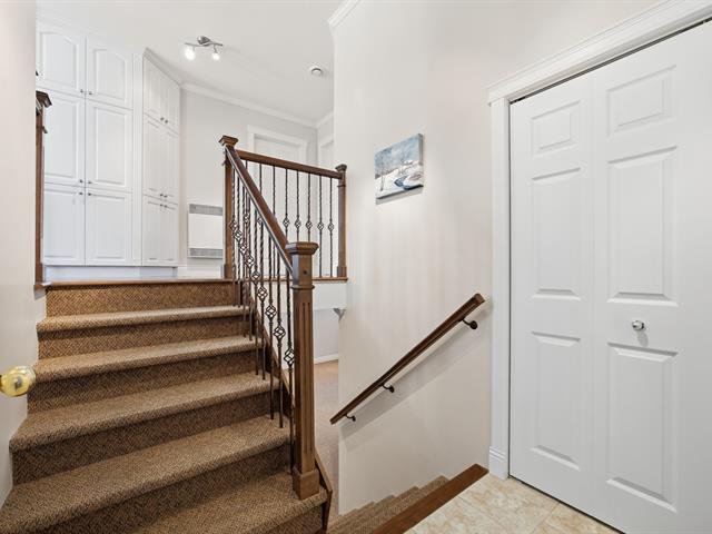 Hallway : Garage side