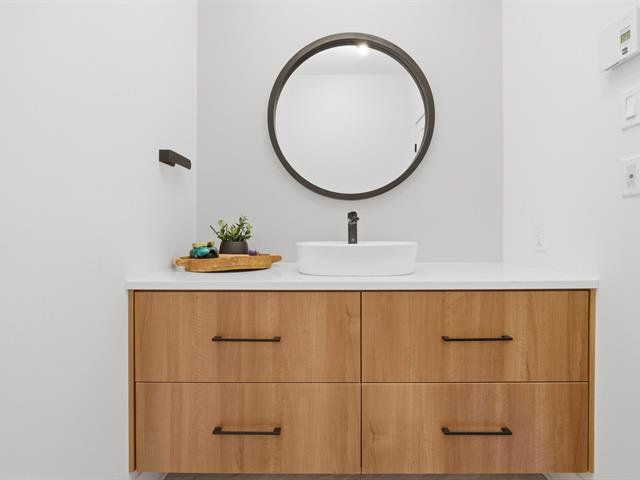 Salle d'eau : Salle d'eau  à l'entrée avec comptoir en quartz