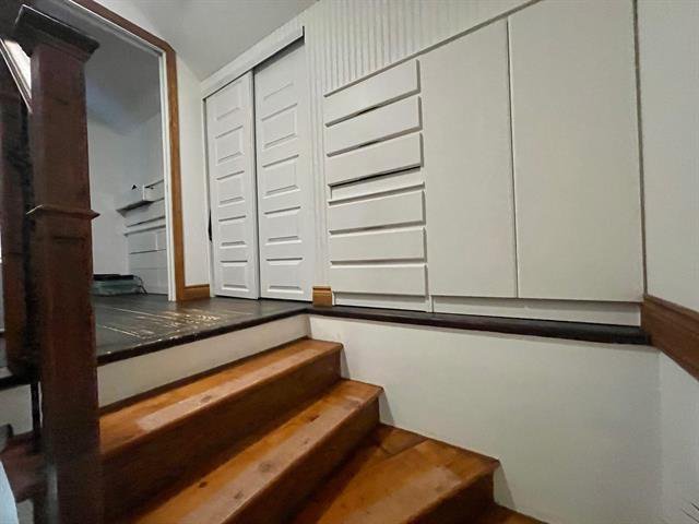 Mur de rangement adjacent