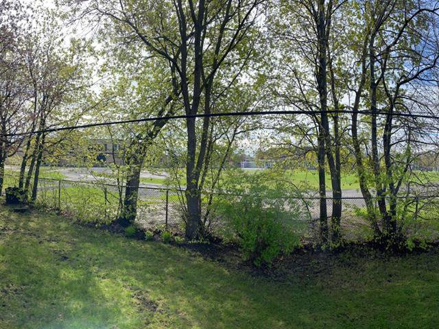 Vue : sur la cour d'école.