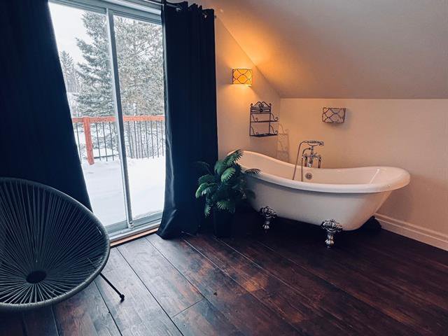 Salle de bains : Espace baignoire dans la chambre