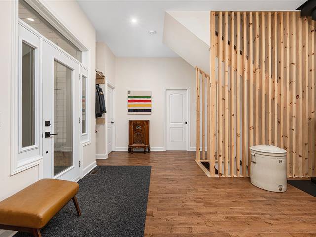 Hallway : Front Entrance