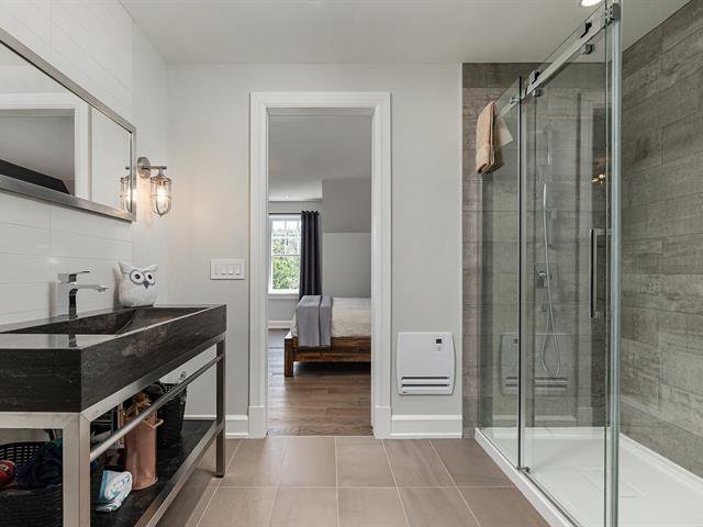 Salle de bains attenante à la CCP : Salle de bains attenante à la deuxième chambre à l
