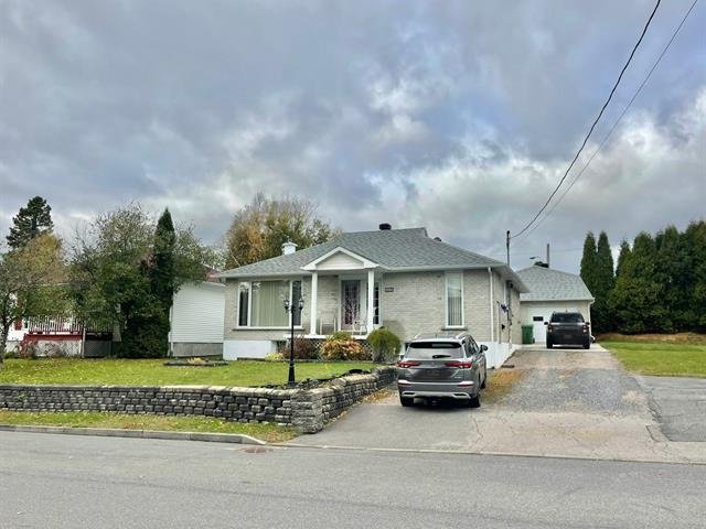 Maison de plain-pied Alma - 1105, Rue Grimard Maison de plain-pied Alma - 1105, Rue Grimard