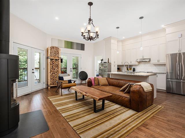 Overall View : Cozy Living Room