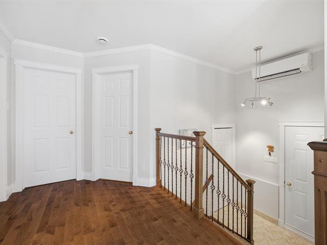 Hallway : Garage side