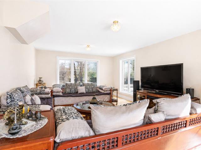 Salon : Belle fenestration! Planchers lattes de bois