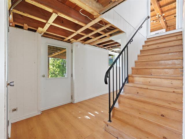 Escalier menant au sous-sol avec sortie extérieure