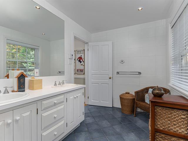 Bathroom : Bathroom for the upstairs bedrooms