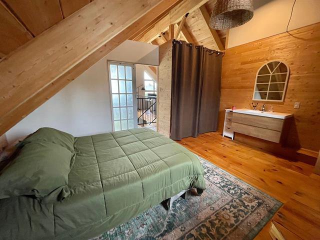 Chambre à coucher principale : située au 2e étage