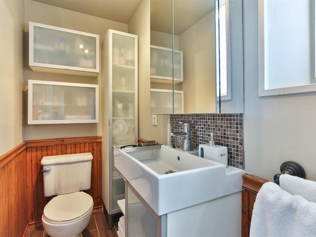 Ensuite bathroom : second level, South