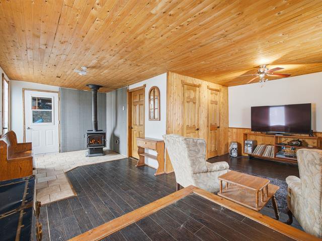 Overview of the side entrance + boudoir corner