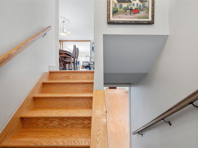 Escalier menant au RDC ou au sous-sol