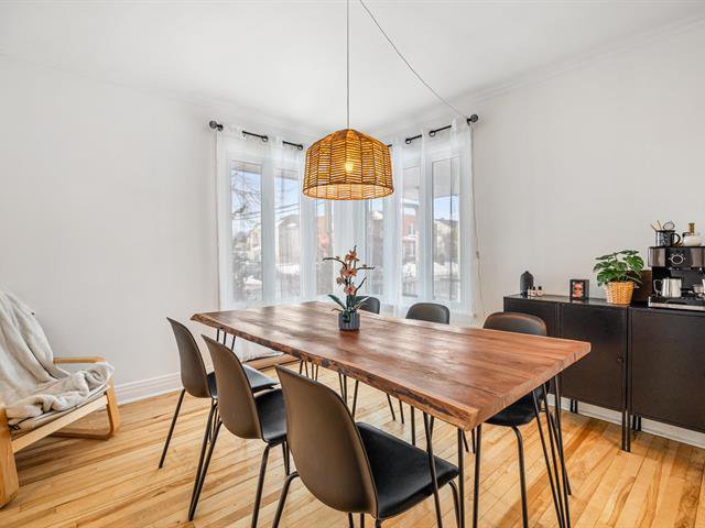 Salle à manger : (normalement emplacement salon)