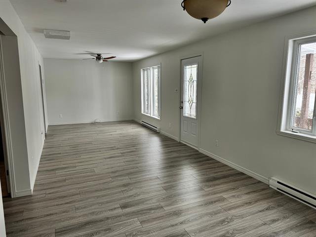 Vue d'ensemble : salle à manger et salon