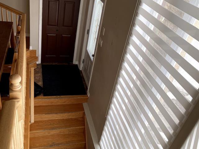 Escalier : Entrée split + escalier allant au sous-sol