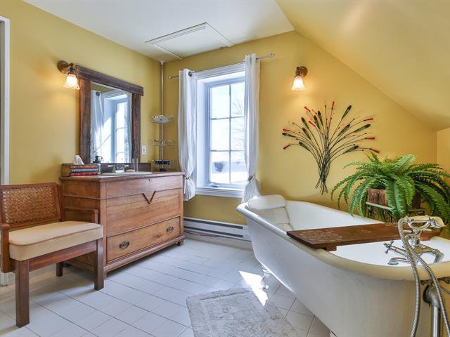 Bathroom : antique clawfoot tub, second level, South