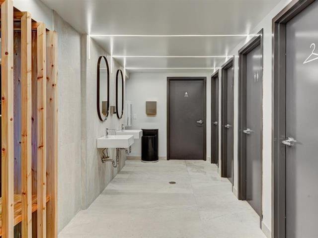 Shower,  toilets
