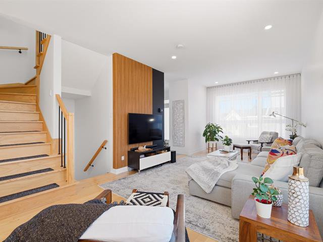 Salon : Escaliers en bois. Plafond 9 pieds avec encastré