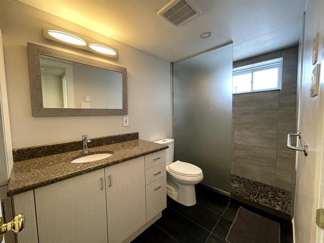 Salle de bains : avec douche double au s-sol