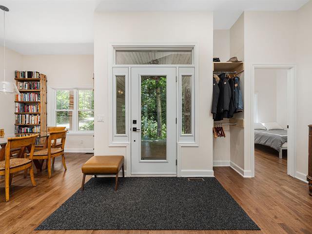 Hallway : Front Entrance