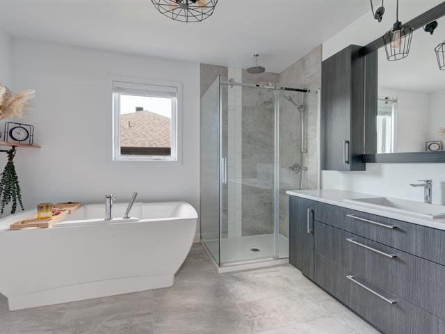 Salle de bains : Douche en céramique