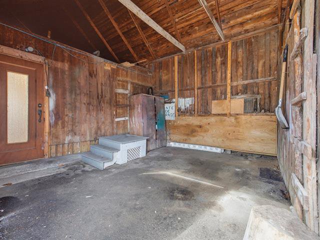 Attached hangar accessible via side entrance