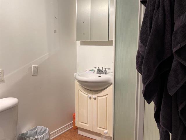 Bathroom : Shower room no.3 located at the family room.