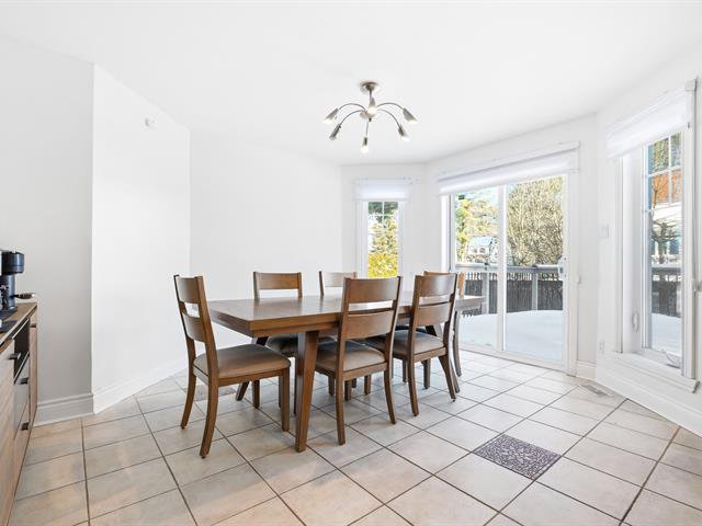 Salle à manger : Attenant au balcon avec porte patio! Tr