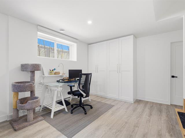 Bureau : Dans la salle familiale avec armoires de rangement