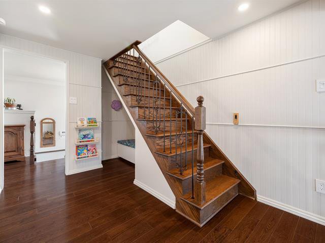 Escalier menant à une pièce polyvalente