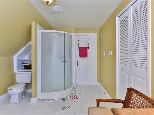 Bathroom : Corner shower, second level, South