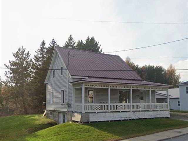 Maison à étages Stratford - 246, Av. Centrale S.