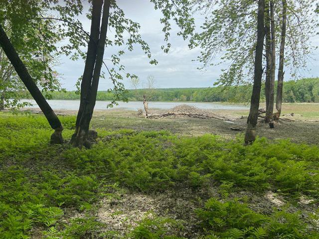 Bord de l'eau : Baie de Carillon, Riv. des Outaouais, inondable.