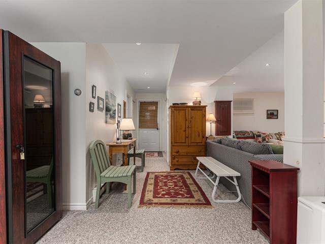 Family room : With door to the exterior