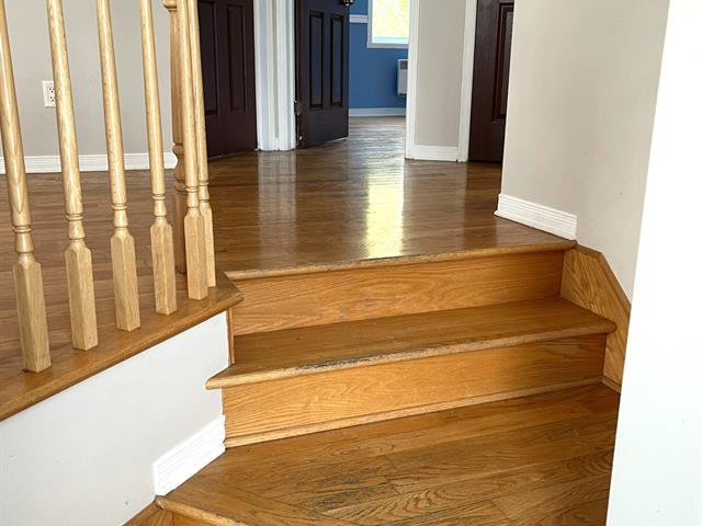 Escalier : Entrée split + escalier allant au sous-sol