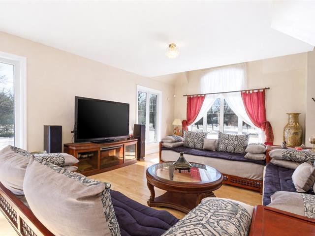 Salon : Belle fenestration! Planchers lattes de bois