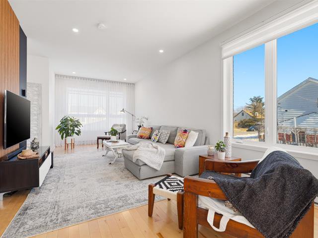 Salon : Tout les stores et rideaux sont incluts