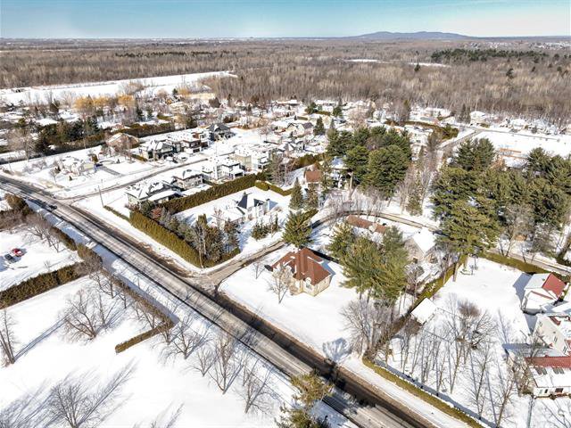 Photo aérienne : Au coin de la rue Carmen, 5 min de l'aut 30!