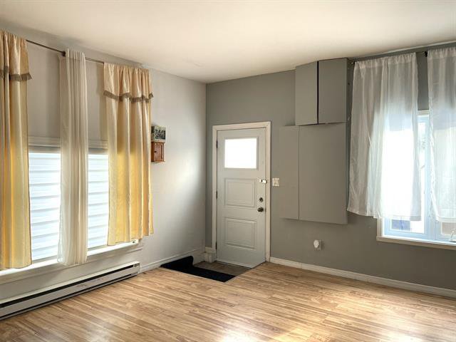 Chambre à coucher : No.5 ou salon ou salle familiale + SDB attenante.