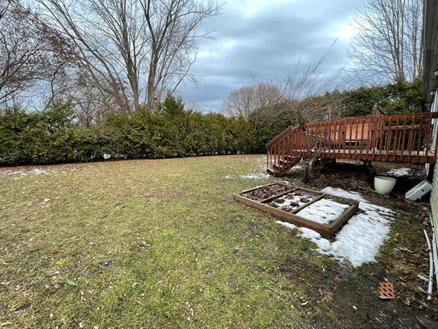 terrain en arrière = patio 2 niveaux.