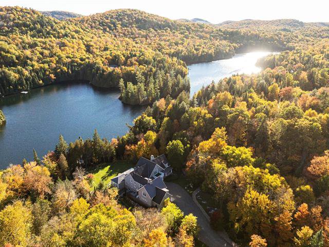 Photo aérienne : À la fin d'une journée d'automne sur le lac