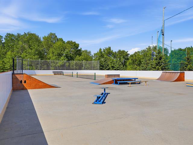 Parc pour planches à roulettes (skatepark)