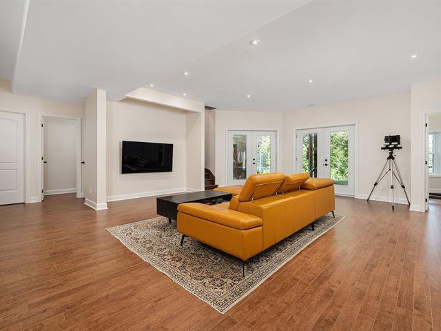 Family room : Spacious Family Room, Walkout Level