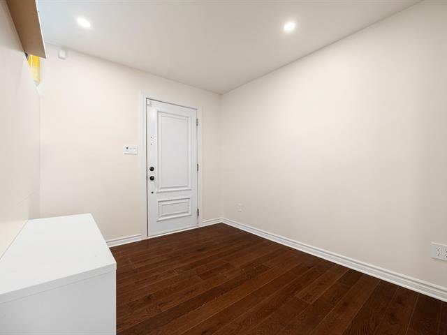 Entrée côté salle de jeux/bureau